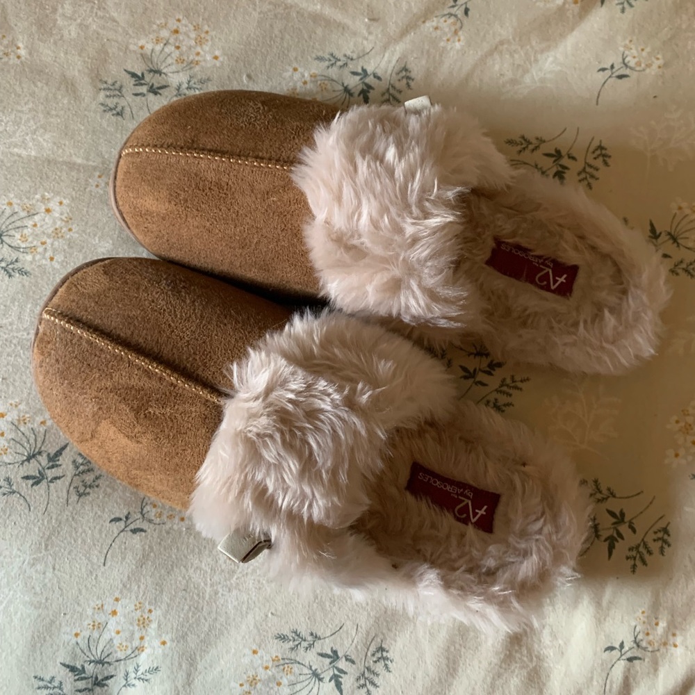 Comfy slippers with faux fur lining